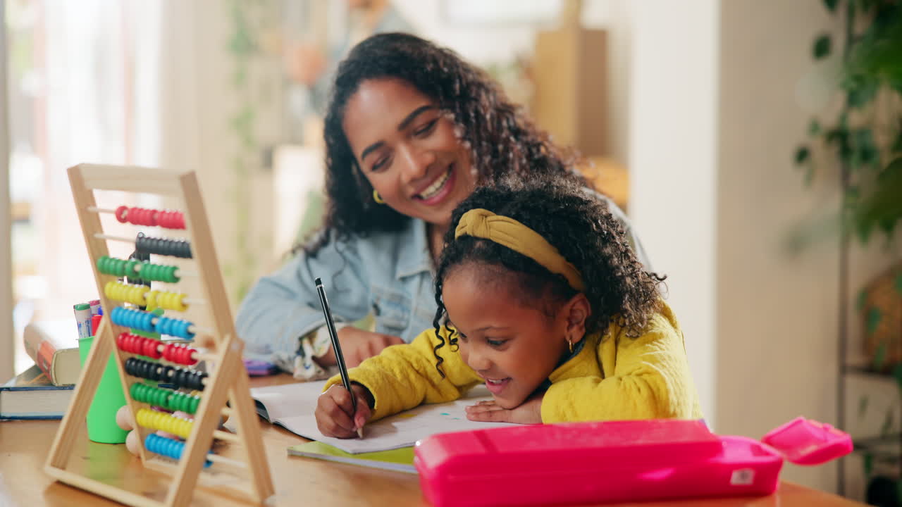 madre e hija haciendo la tarea juntos