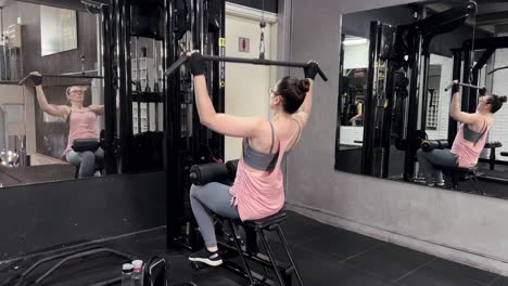 Portrait-of-an-athlete-doing-intense-exercise,-close-up-of-female-athlete-using-pull-ups-to-build-impressive-upper-body-muscle,-High-quality-4k-footage