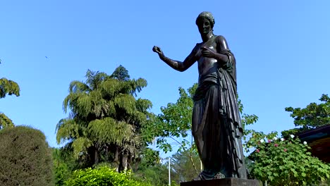 Panorámica-De-La-Cámara-En-Un-Jardín-Junto-A-Una-Glorieta-De-Una-Estatua-De-La-Diosa-Griega-En-Sayaji-Baugh-En-La-Ciudad-De-Vadodara,-India