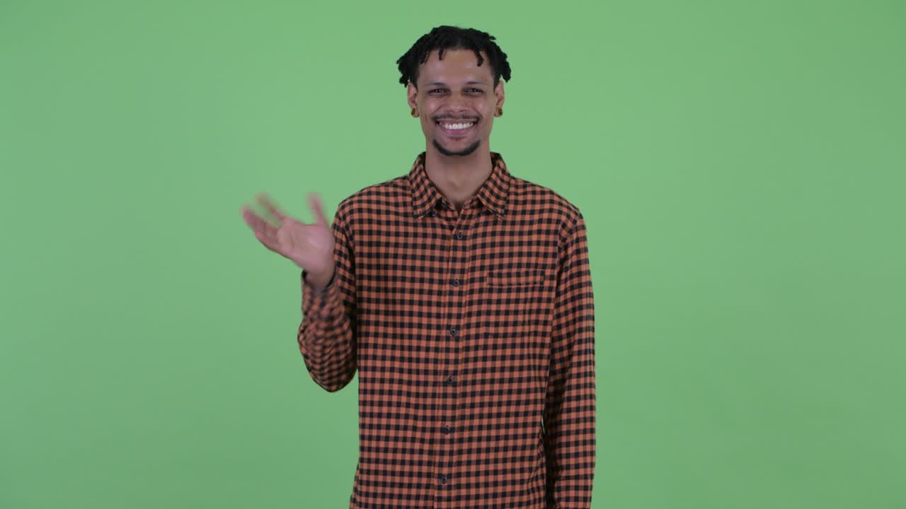 joven feliz y guapo hombre africano con dreadlocks
