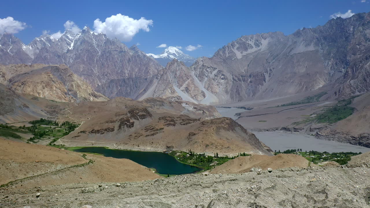 amplia toma de drones de passu cones pakistán, amplia panorámica cinematográfica y toma aérea ascendente