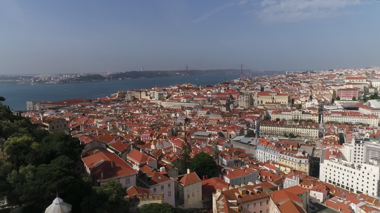 Vista aerea del Castello di São Jorge che domina Lisbona.