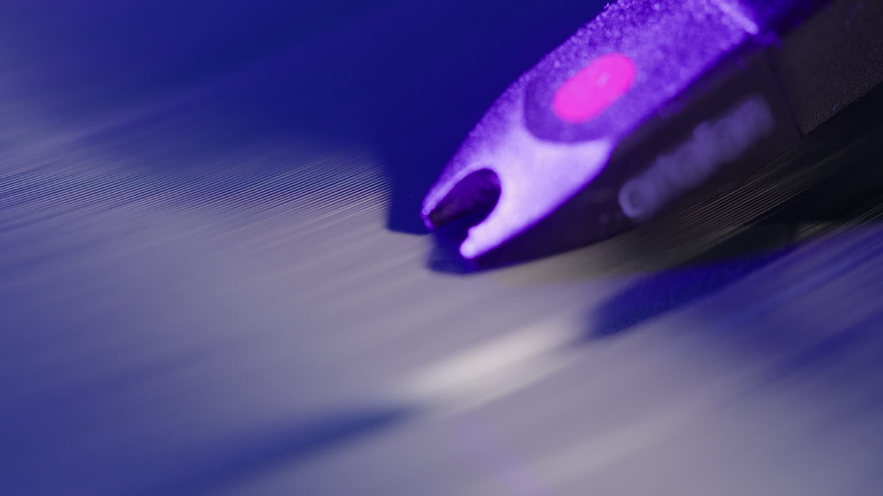 레코드 스핀링, 비닐 플레이어, 비닐 턴테이블 스핀링 클로즈업, 매크로 바늘 재생 음악, 아날로그 오디오 트랙, 4k 해상도