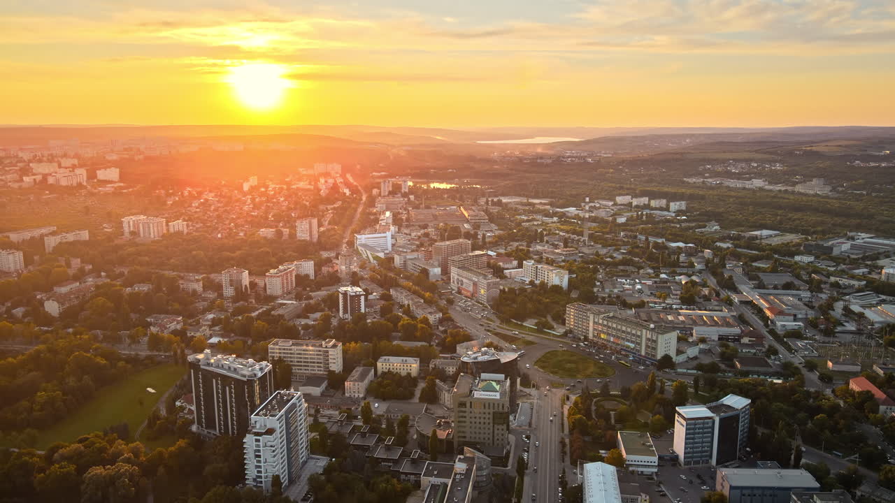 Vista aérea de drone do pôr do sol na cidade de Chisinau. Céu amarelo. Moldova