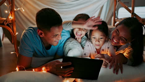 Noche,-Cama-Y-Familia-Con-Una-Tablet