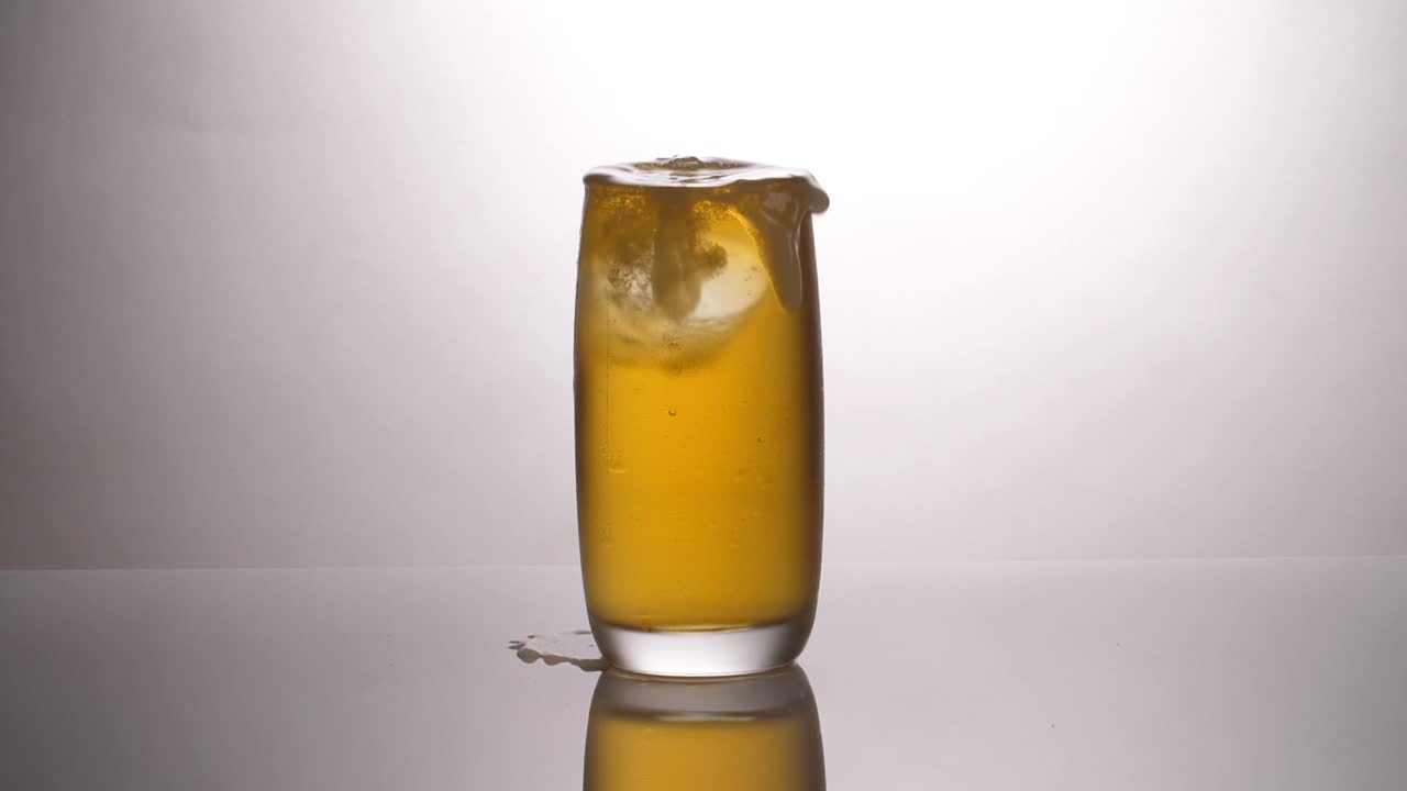 Bira içinde buz, ağır çekim