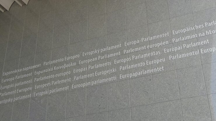 Panneau multilingue du Parlement européen