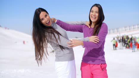 mujeres bromeando estrangulándose unas a otras