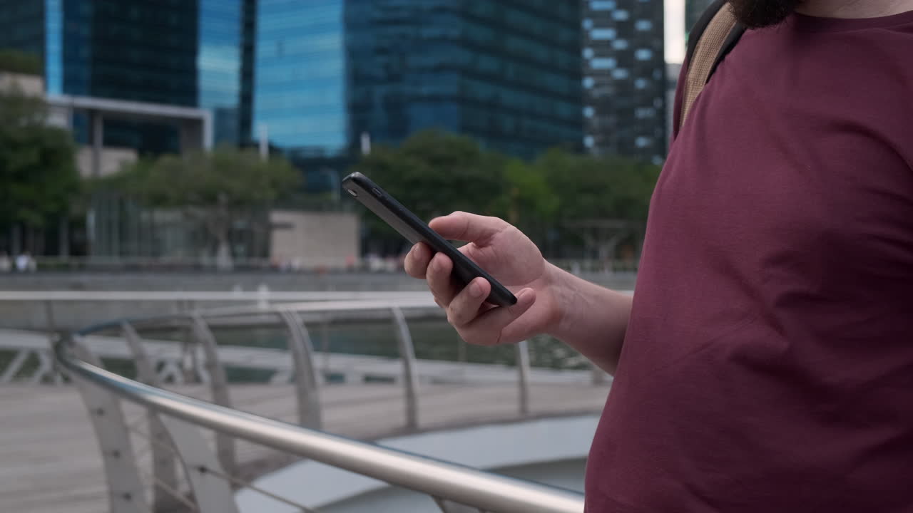 hombre usando teléfono inteligente en la ciudad