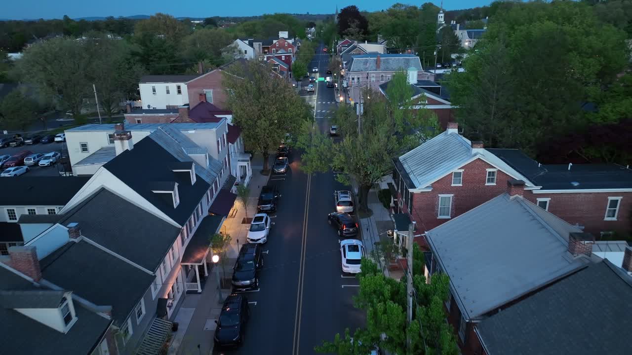 Serata serena in una piccola città americana con alberi e case colorate