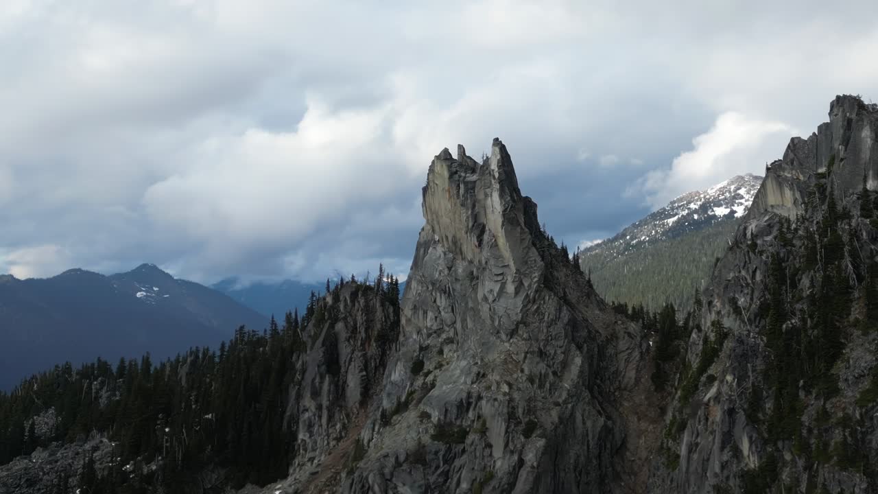 Picchi rocciosi frastagliati e paesaggio montano
