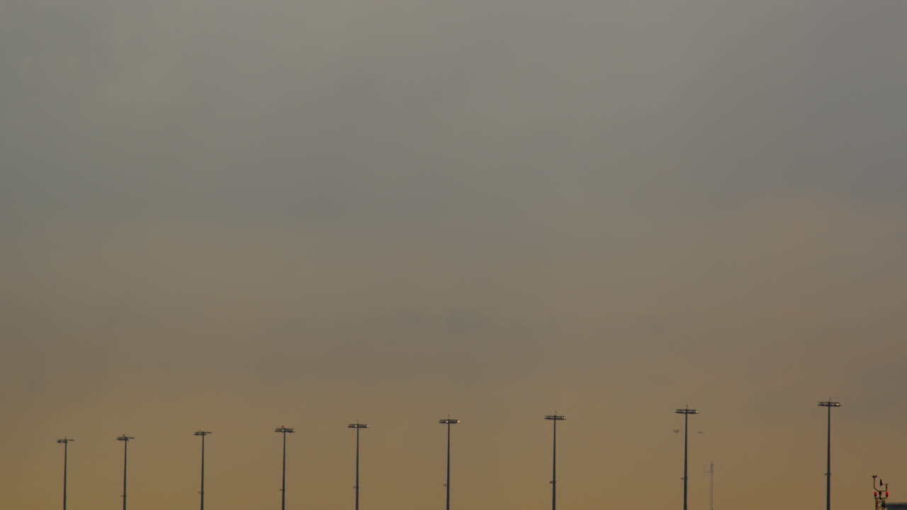 해가 지면 이륙 하는 비행기