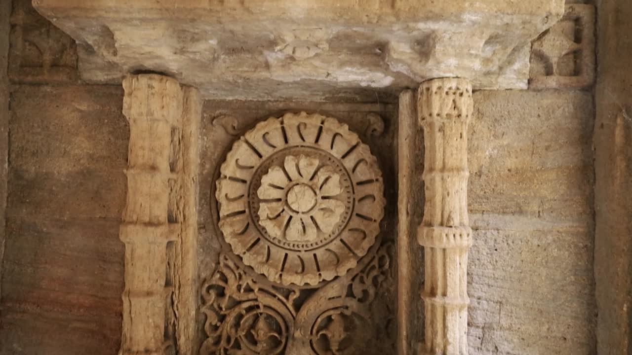 Adalaj o Rudabai Stepwell si trova ad Adalaj, vicino alla città di Gandhinagar nel Gujarat.