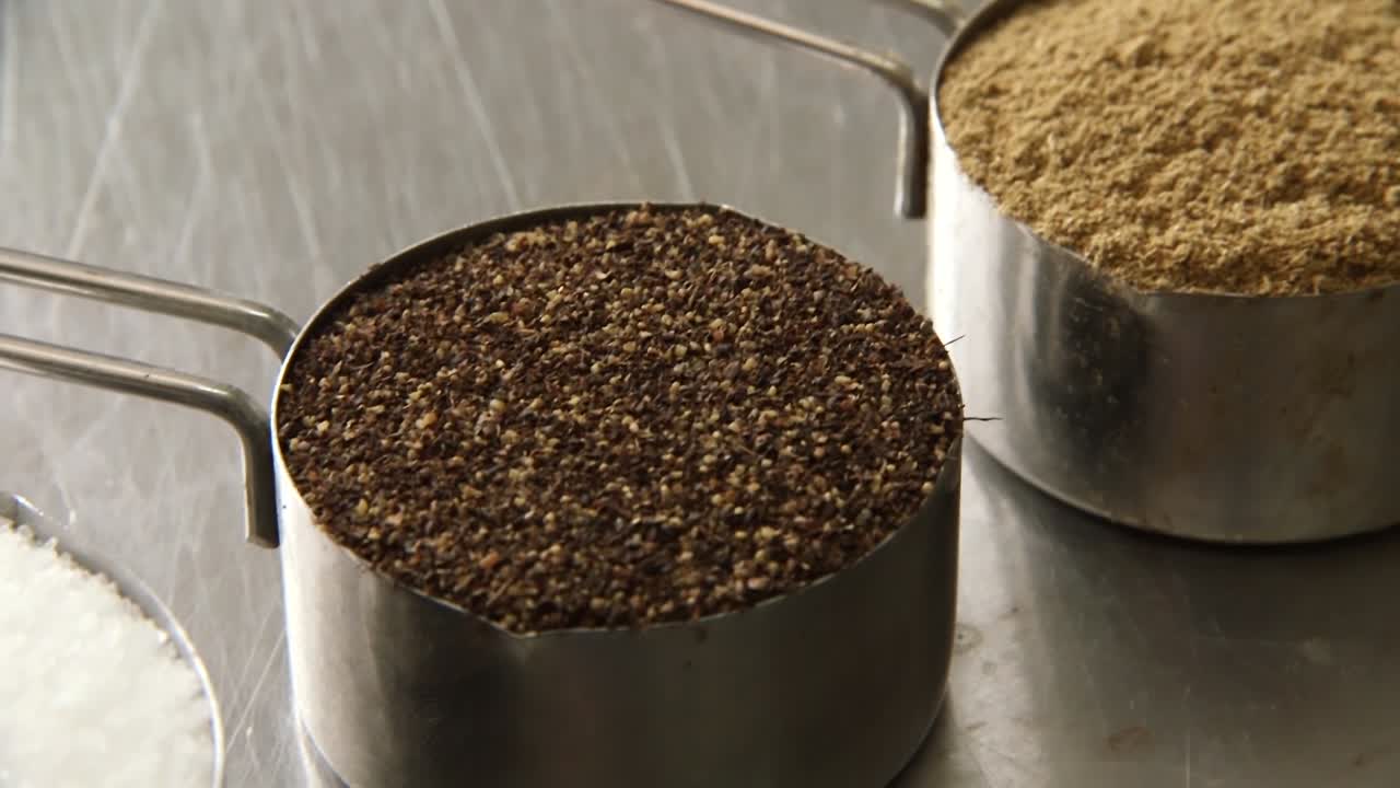 сухие приправы в отдельных мерных стаканчиках