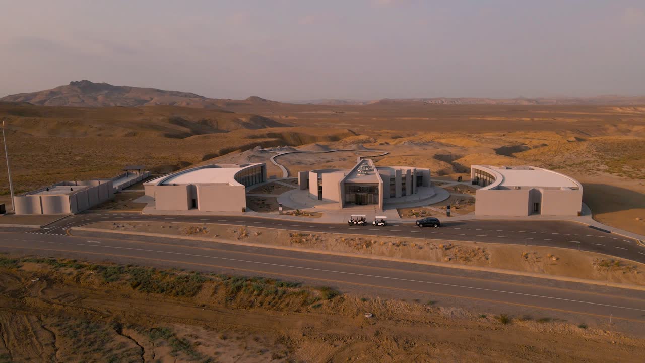 снимок дрона, летящего вокруг туристического комплекса грязевых вулканов в национальном парке кобустан в азербайджане при заходе солнца