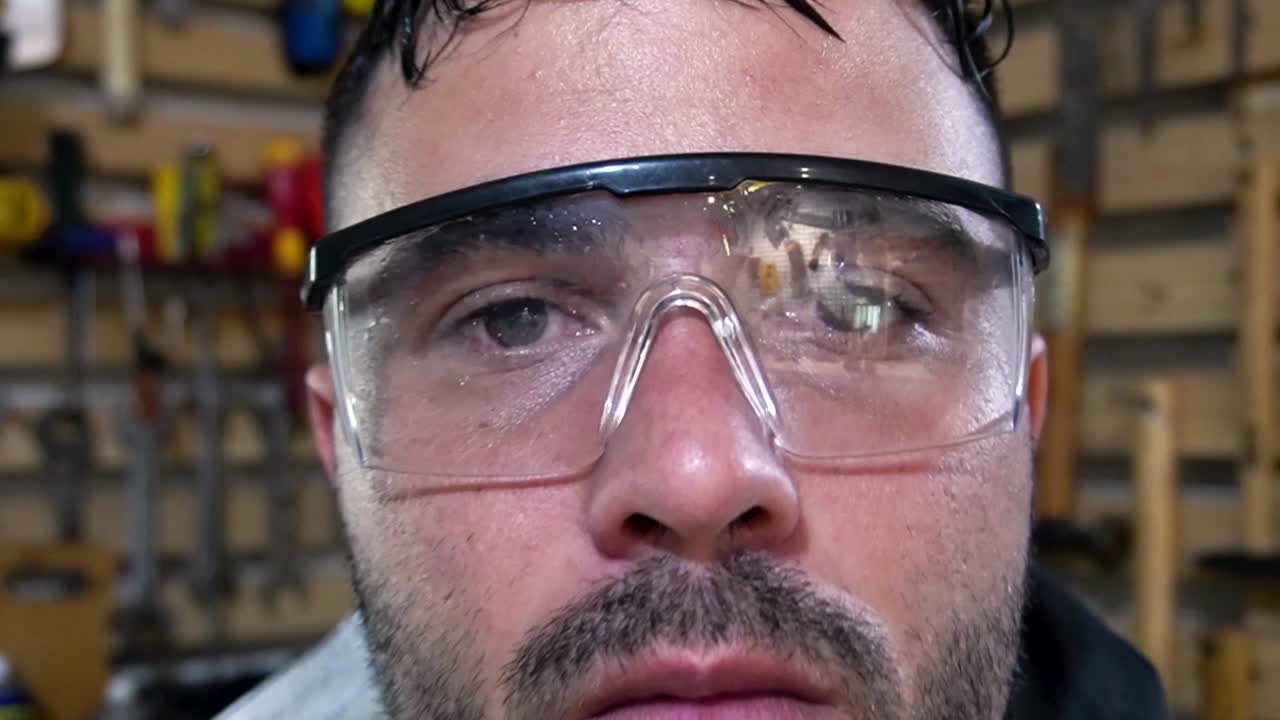 hombre revisando la tijera antes de usarla para una actividad sospechosa