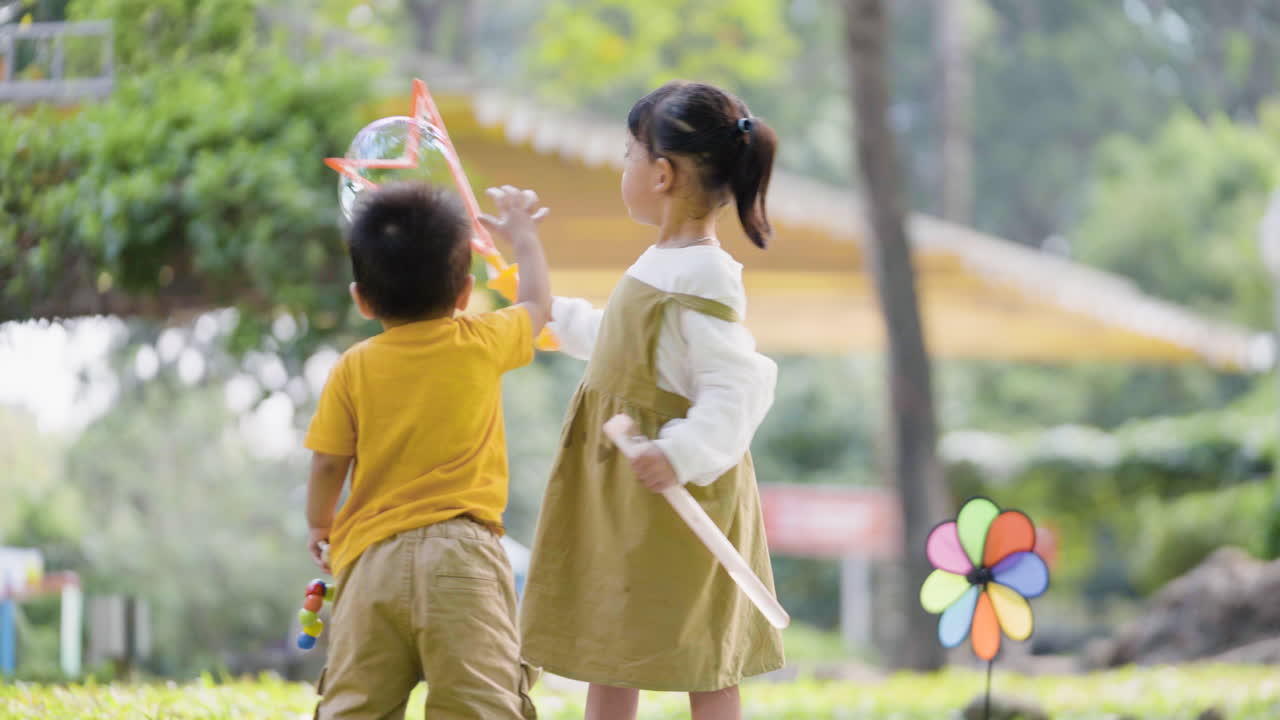 공원에서 노는 아이들