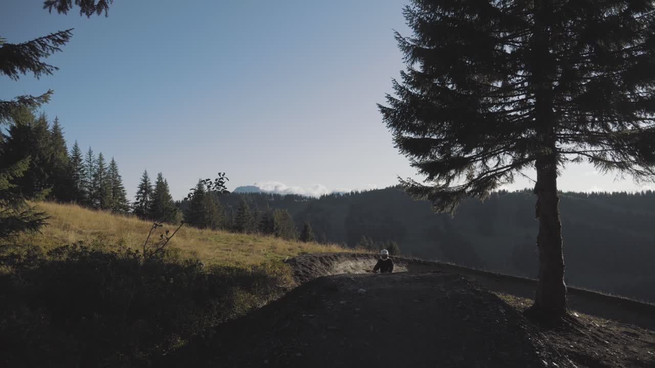 ciclista de montaña preparándose y luego bajando por un sendero