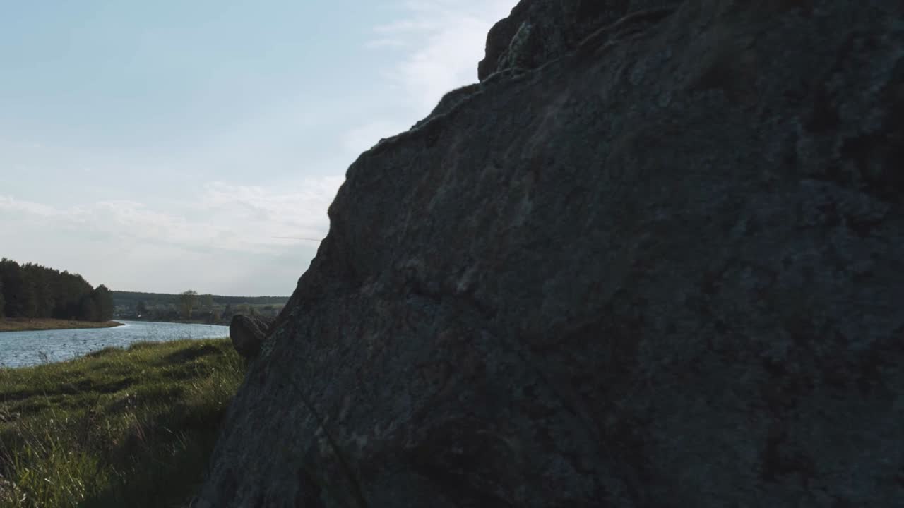 рустический речной пейзаж с скалами и церковью