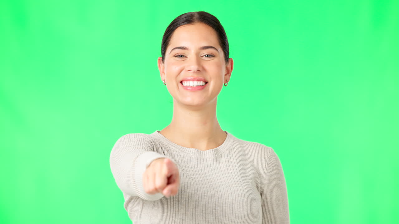 Ansigt, pegende på dig, og kvinde med greenscreen