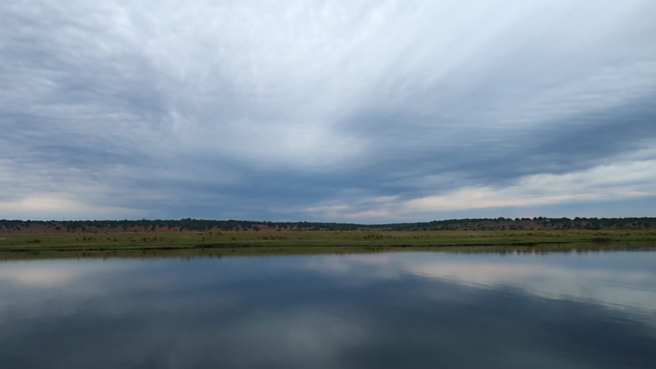un crucero en barco por el lado namibio del río zambezi en verano en la región de caprivi strip-zambezi al atardecer