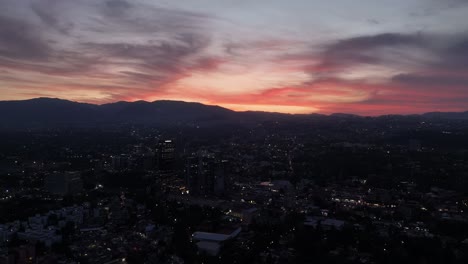 Atemberaubende-Sonnenuntergangsfarben-Färben-Den-Südlichen-Himmel-Von-Cdmx-In-Leuchtendes-Orange