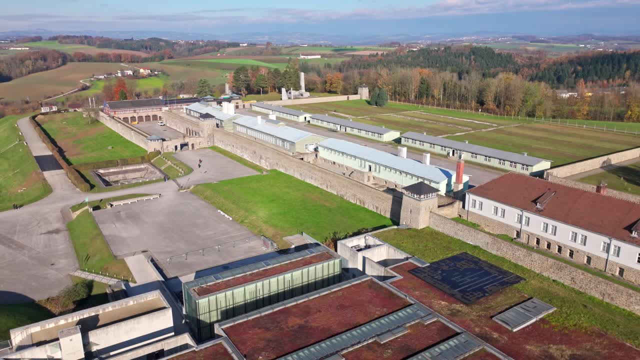 mauthausen, alta austria - una perspectiva panorámica del campo de concentración de mauthausen - avión no tripulado volando hacia adelante