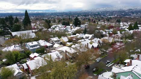 Antena-A-Lo-Largo-De-Invierno-Nevado-Barrio-Casas-Suburbios-De-Nieve-En-Portland,-Oregón