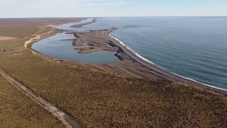 Scenic-View-Of-Caleta-Valdes,-Separated-From-Argentine-Sea-By-Strip-Of-Pebbles-And-Sand---Valdes-Peninsula,-Chubut