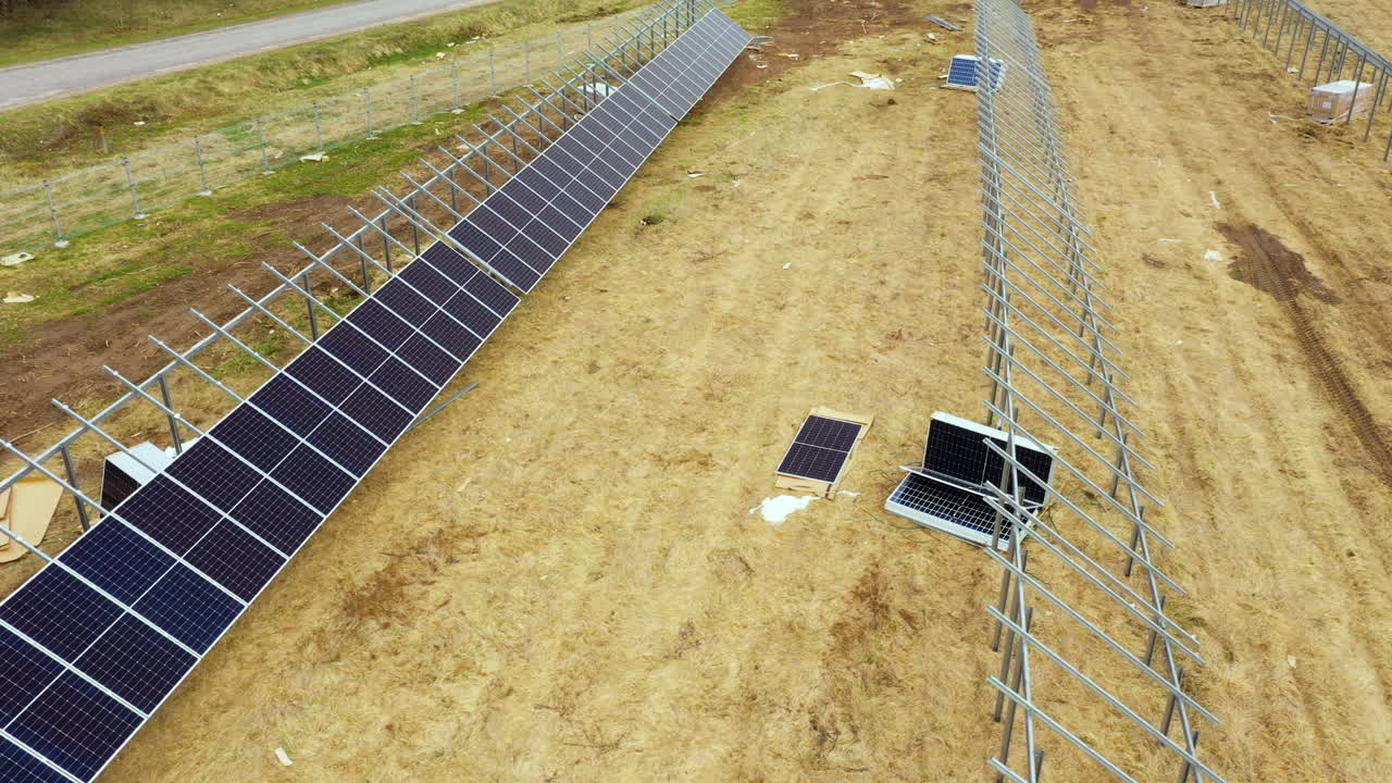 granja solar en desarrollo de nueva construcción con marcos de celosía de metal desnudo, antena