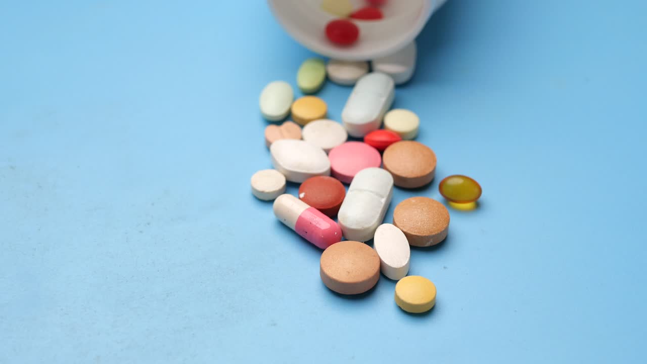 병에서 흘러내린 다양한 약과 태블릿