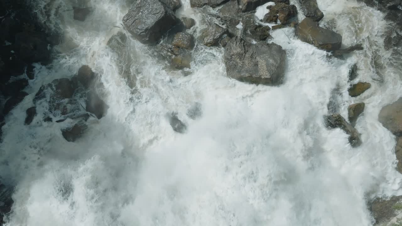 Potente cascata che scende a cascata sulle rocce a Owen Sound, Canada.