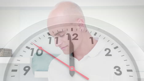 animación del reloj haciendo tic-tac sobre un hombre de negocios caucásico usando una tableta.