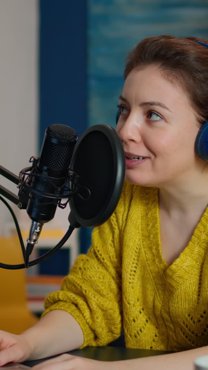 Vertical video: Famous blogger in home studio broadcasting using modern technology