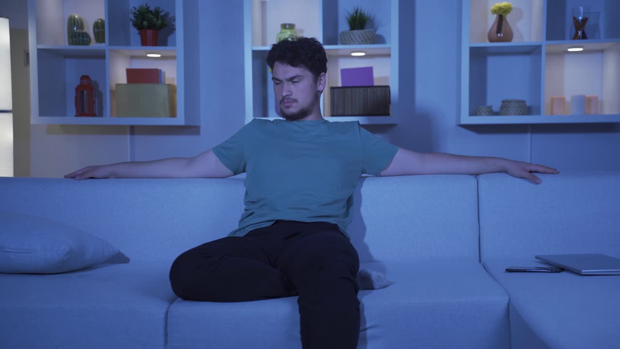 hombre pensando en un tema por la noche en casa.