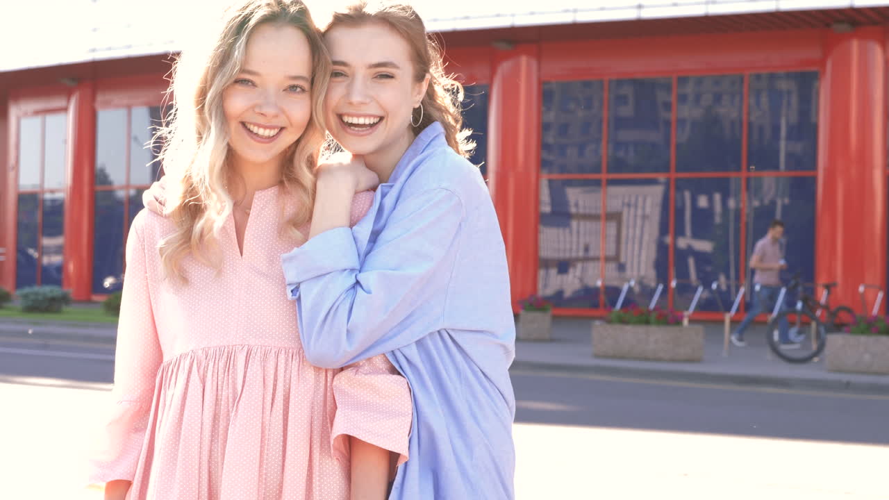 밖에서 행복한 두 친구