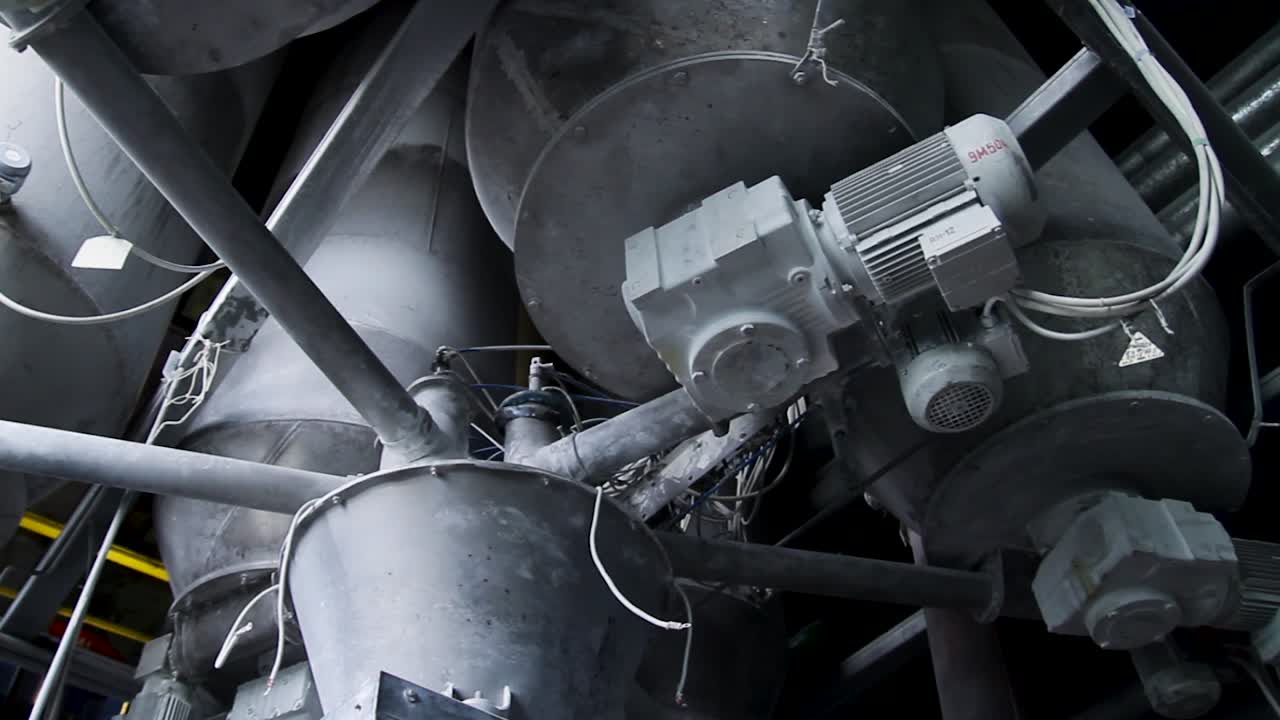 máquinas industriales de mezcla y procesamiento en una fábrica