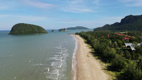 imágenes aéreas inversas de las islas en el horizonte, frente a la playa, cielo azul y nubes delgadas, hermosa vista