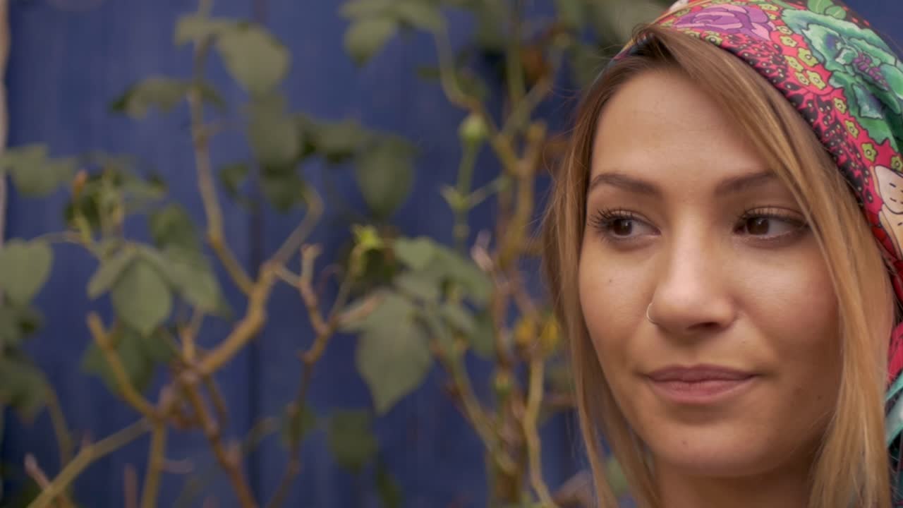retrato de una mujer adolescente sonriendo, con un pañuelo de moda