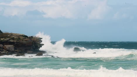 Enormes-Olas-Chocan-Contra-Las-Paredes-Rocosas-En-Cámara-Lenta-En-North-Bondi,-Sydney,-Australia.