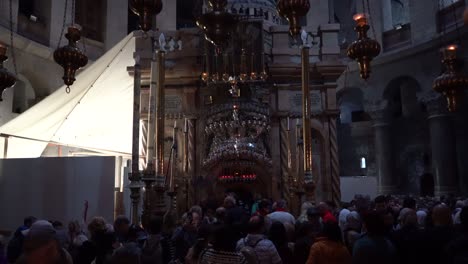 Interior-De-La-Iglesia-Del-Santo-Sepulcro-En-Jerusalén-Israel