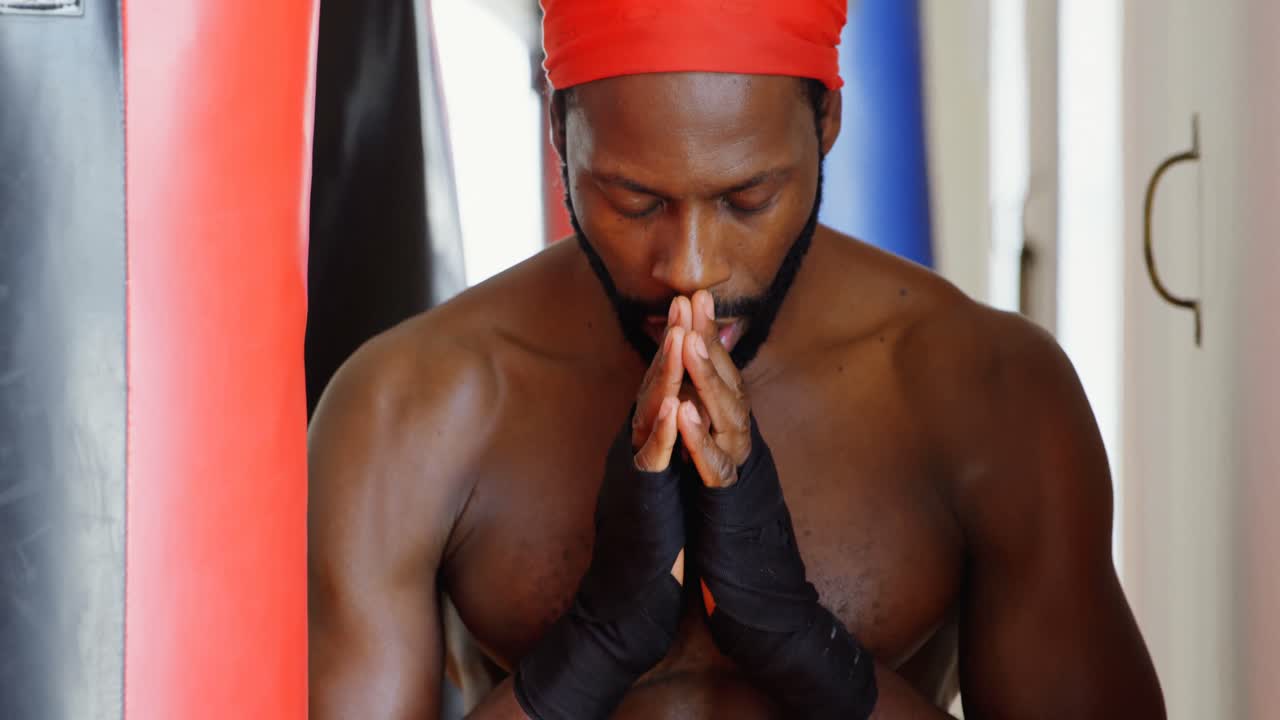 남자 권투 선수 가 피트니스 스튜디오 4k 에서 권투 를 연습 하고 있다