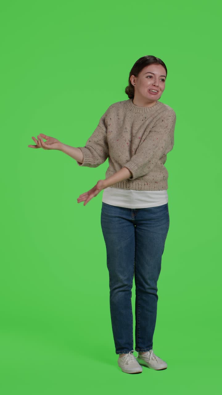 Video verticale: vista laterale di una donna in abiti casual che indica un esempio di pubblicità in studio
