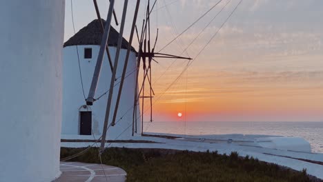 Mykonos-Berühmte-Windmühlen-Bei-Einem-Farbenfrohen-Sonnenuntergang-In-Griechenland