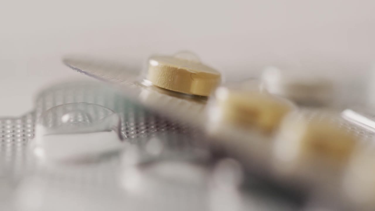 분홍색 배경에 노란색 태블릿의 클로즈업 비디오