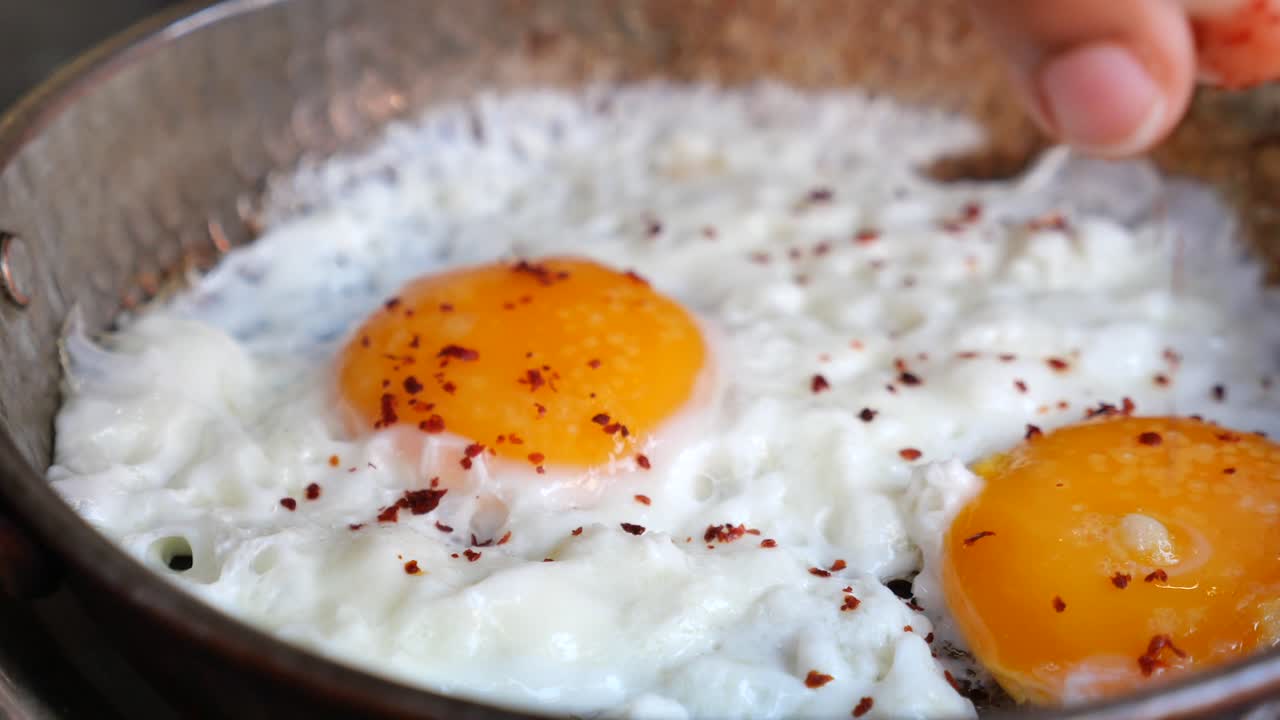 Paistetut munat pannulla
