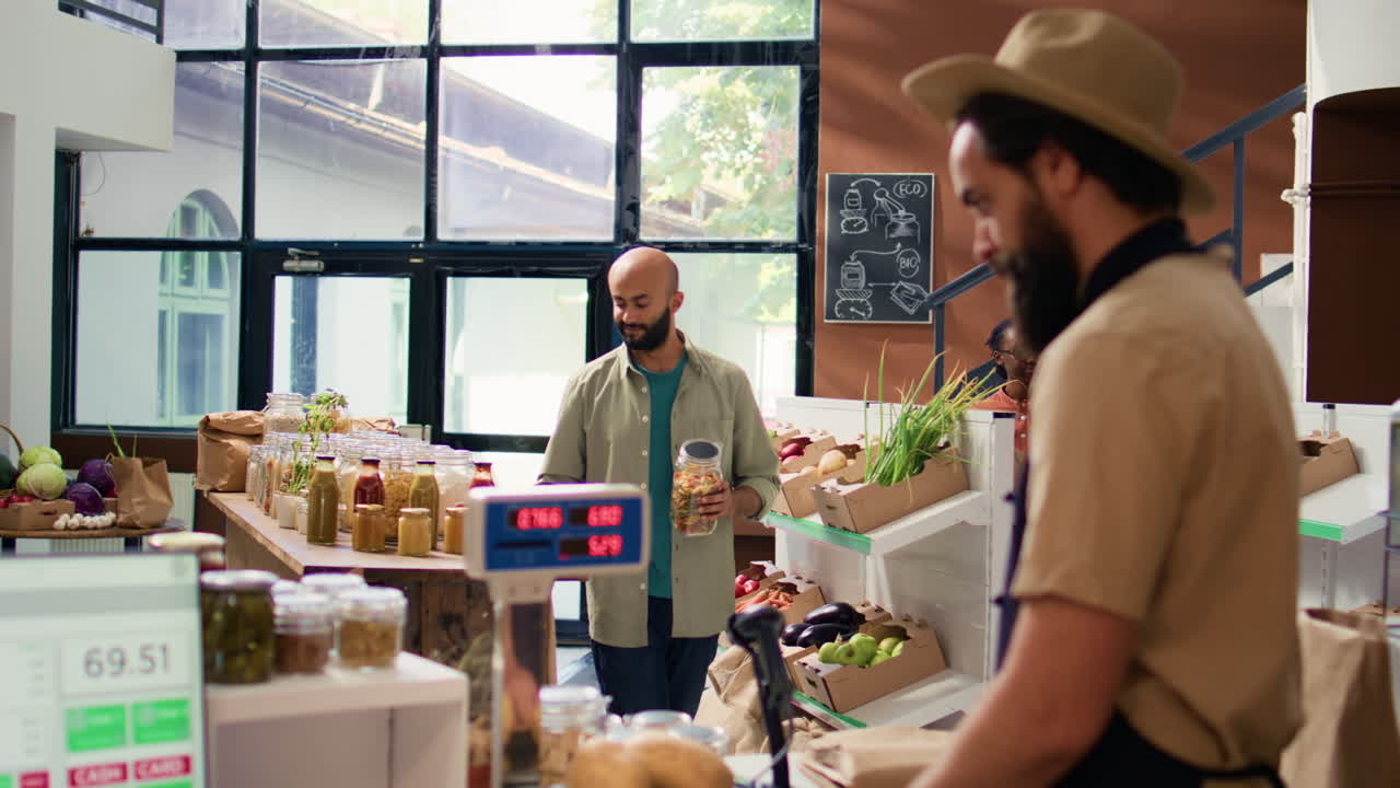 체크아웃에서 상품을 스캔하는 상인