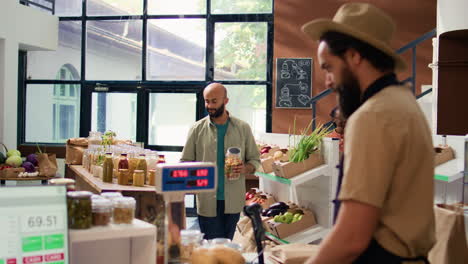 comerciante en la caja escaneando las mercancías