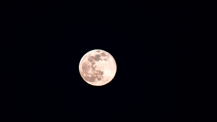 Time-lapse da Lua Cheia Movendo-se Para Cima e Para a Direita Através do Quadro