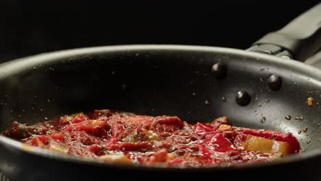 cocinar verduras en una sartén